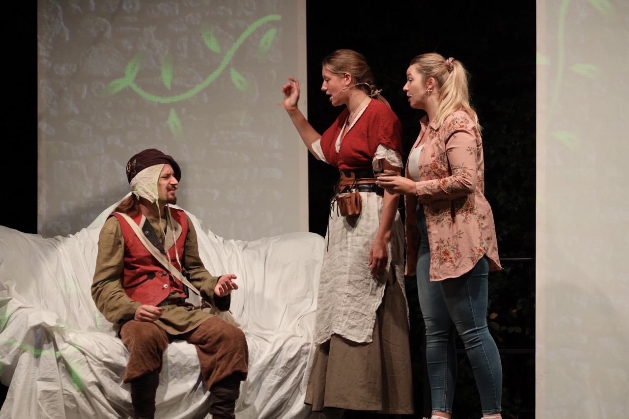 Zwei Schauspielerinnen schimpfen mit einem Schauspieler